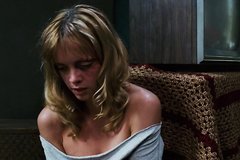 Голая нимфоманка в цепях набрасывается на юнца