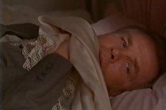 Мужик раздевает обольстительную женщину в чулках