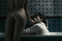 Голая девка связала любовника в ванной