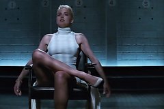 Роковая блондинка соблазняет детективов