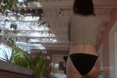 Игривая красотка дурачится со своим любовником