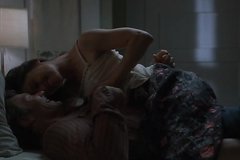 Красивая девушка занимается любовью