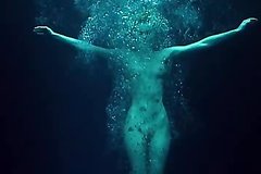 Голая модель красотка нырнула в воду