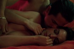 Латинские парни пытаются развести красотку на групповой секс