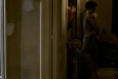 Британская звезда раздевается перед зеркалом и смотрит на себя