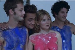 Голая девчонка и ее друзья делают отпечатки своих тел