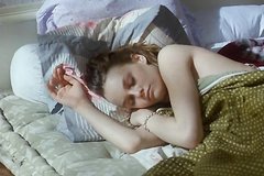 Девушка сверкает голыми прелестями перед учителем