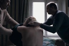 Мужчины проводят обряд над телом девушки