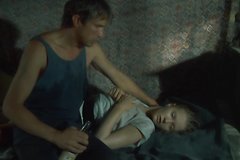 Мужик лапает молодую девку за сиськи