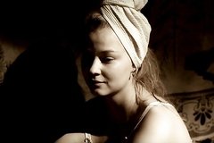 Пышногрудая девушка любуется собой перед зеркалом