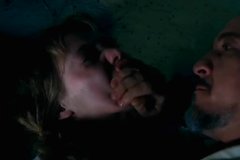 Мужик пытается изнасиловать девчонку в темном переулке