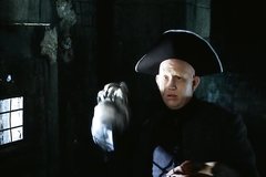 Заключенный увидел голую красавицу