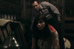 Извращенец насилует послушную девочку бутылкой