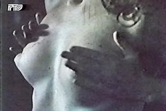 Сексуальная малышка ласкает сиськи