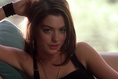 Игривая крошка соблазняет юного оператора