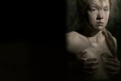 Деревенская девчушка ласкает свои сисечки