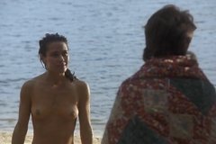 Строптивая красотка плавает в озере и отвергает парня