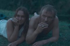 Парень перевозбудился и трахнул свою подружку на улице