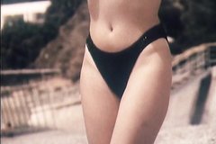 Знойная блондинка загорает топлес на пляже