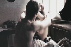 Парень раздевает и страстно целует любимую в кровати