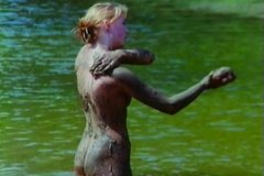 Голые русские бабы принимают грязевые ванны в реке