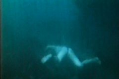 Голая красотка плавает под водой на большой глубине