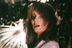 Парень оказался на необитаемом острове с девкой и стал к ней приставать