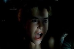 Женщина ласкает в постели своего любовника