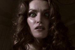 На мужика нападает очаровательная вампирша