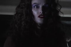 Голая вампирша запугивает бюрократа