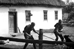 Фашисты толпой насилуют украинскую девчонку из деревни