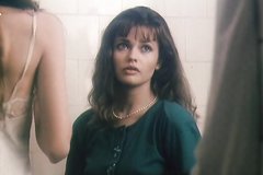 Девчонки примеряют белье в туалете