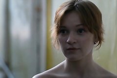 Девушка пытается сбежать от извращенцев