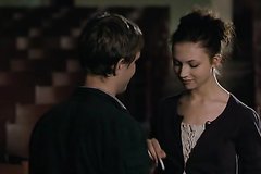 Молодая красотка соблазняет паренька в теплице