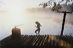 Секс-символ русского кино купается в речке голой