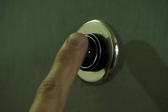 Женщина лежит в постели с мужем после жаркой ночи