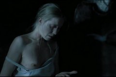 Неудовлетворенная жена трется киской об ружье мужа