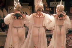 Русские девицы танцуют эротический танец в народных костюмах