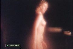 Мужчина расслабляется в бане со своей женой