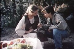 Голая девица на речке ловит рыбу