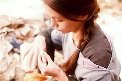 Подружки присели пописать в развалинах