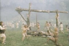 Сексуальная красотка рисует на теле голой подружки