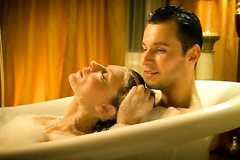 Женщина изменяет мужу с молодым хахалем