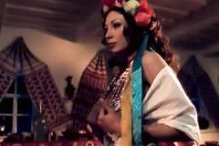 Русские девки отмечают со своими мужиками народный праздник