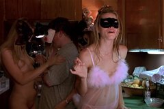 Толпы голых телочек на студенческой секс вечеринке