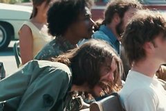 Хиппи устроили нудистскую акцию протеста