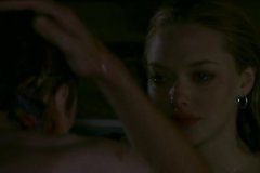 Молодого парня две красотки соблазняют в бассейне