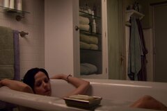 Соблазнительная брюнетка принимает ванную