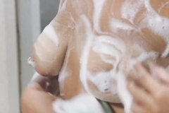 Брат дрочит подглядывая как его сестра моется в душе