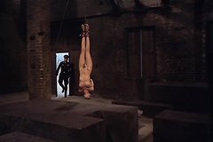 Гестапо издевается над голыми женщинами в концлагере